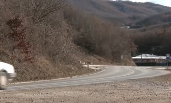 i riu vdiq gjate garave me makina tre te arrestuar ne kosove iken nga vendi i ngjarjes pa i dhene ndihmen e pare viktimes