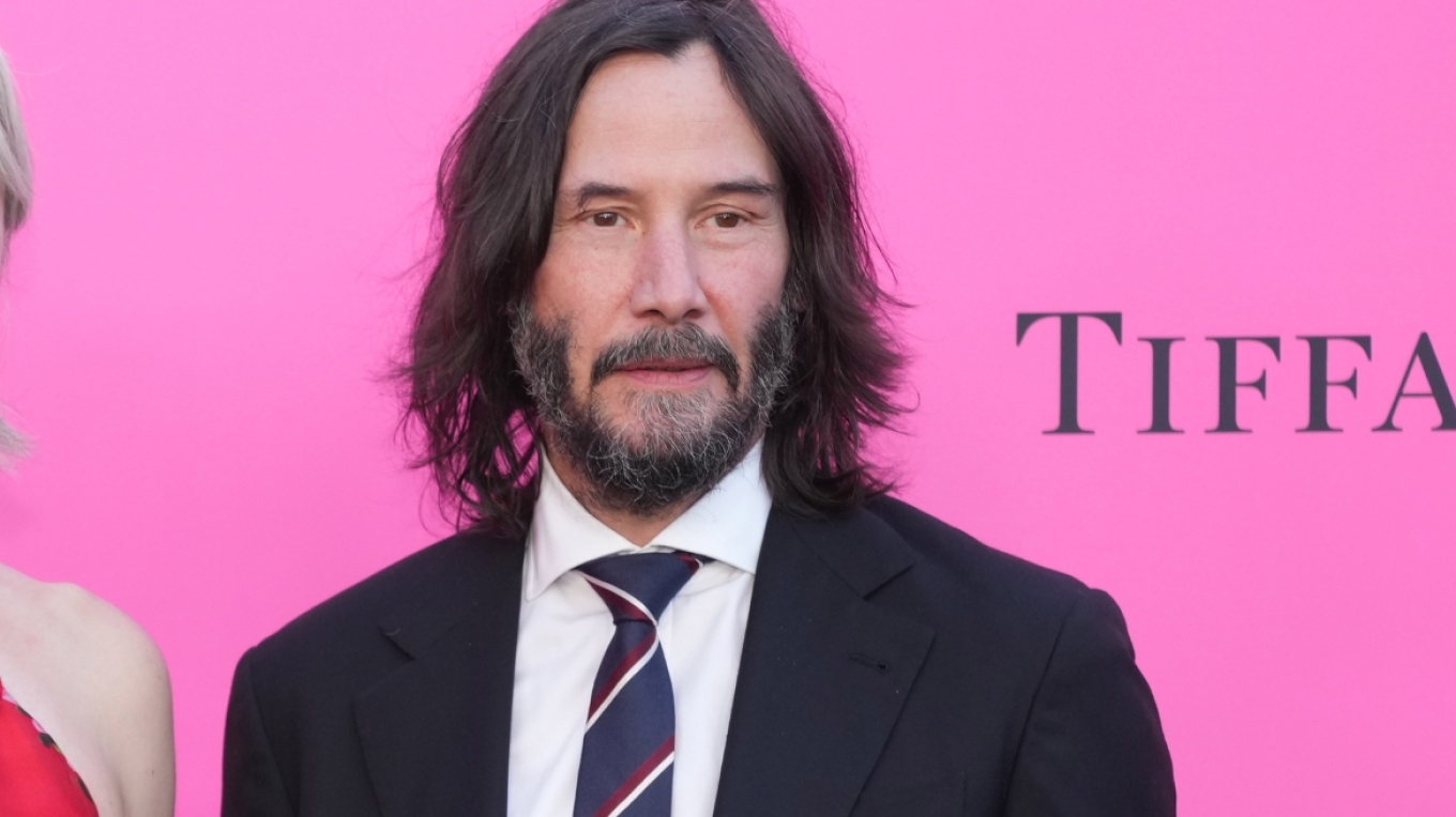 keanu reeves shfaqet me paterica gjate xhirimeve te filmit te tij te ri