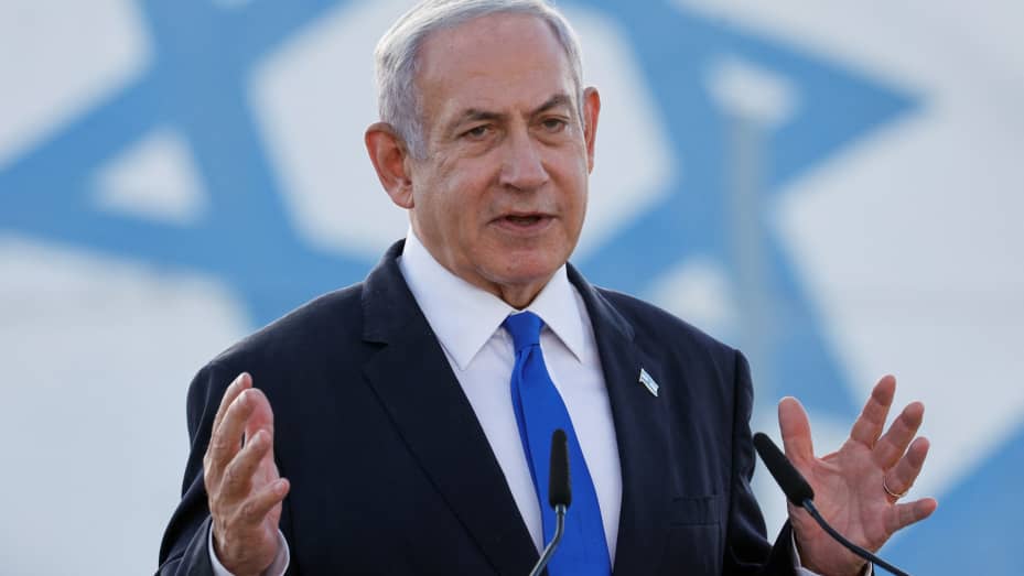 Kërkuan që qeveria të mundësojë lirimin e pengjeve, Netanyahu kritika familjarëve të pengjeve: Po ndihmoni Hamasin