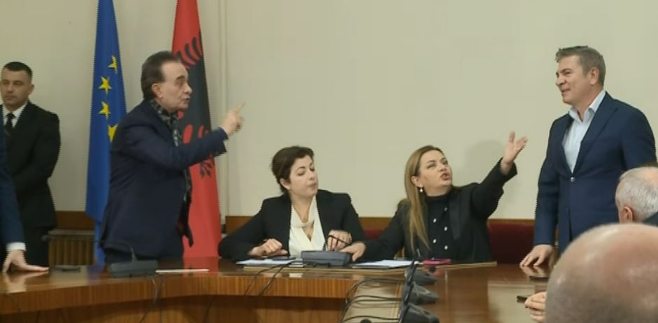 komisioni i reformes zgjedhore ne zjarr debate te forta mes deputeteve te ps dhe opozites deshton mbledhja