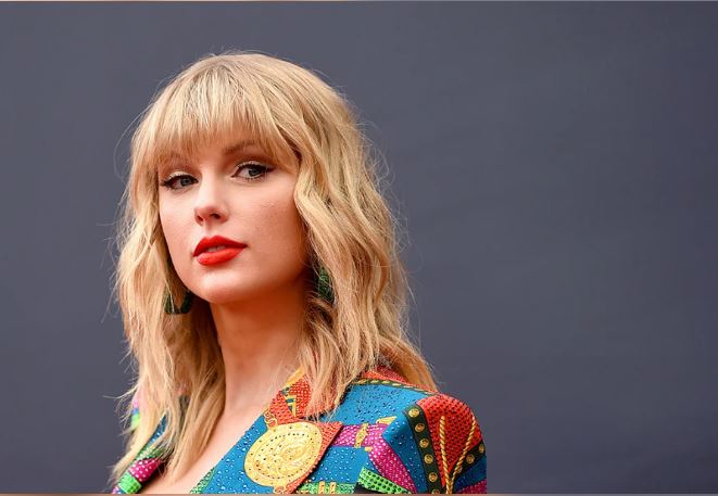 perndjekesi i taylor swift u pa afer shtepise se saj mbi 30 here prokuroret zbulojne detaje shqetesuese