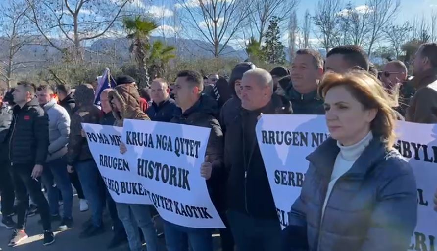 video autostrada thumane kashar i izolon banoret e krujes hidhen ne proteste falimenton 1000 biznese