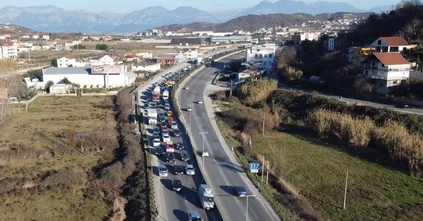 aksident ne autostraden tirane durres shkak dyshohet njetrafik i renduar ne njerin krah shihni pamjet nga ajri