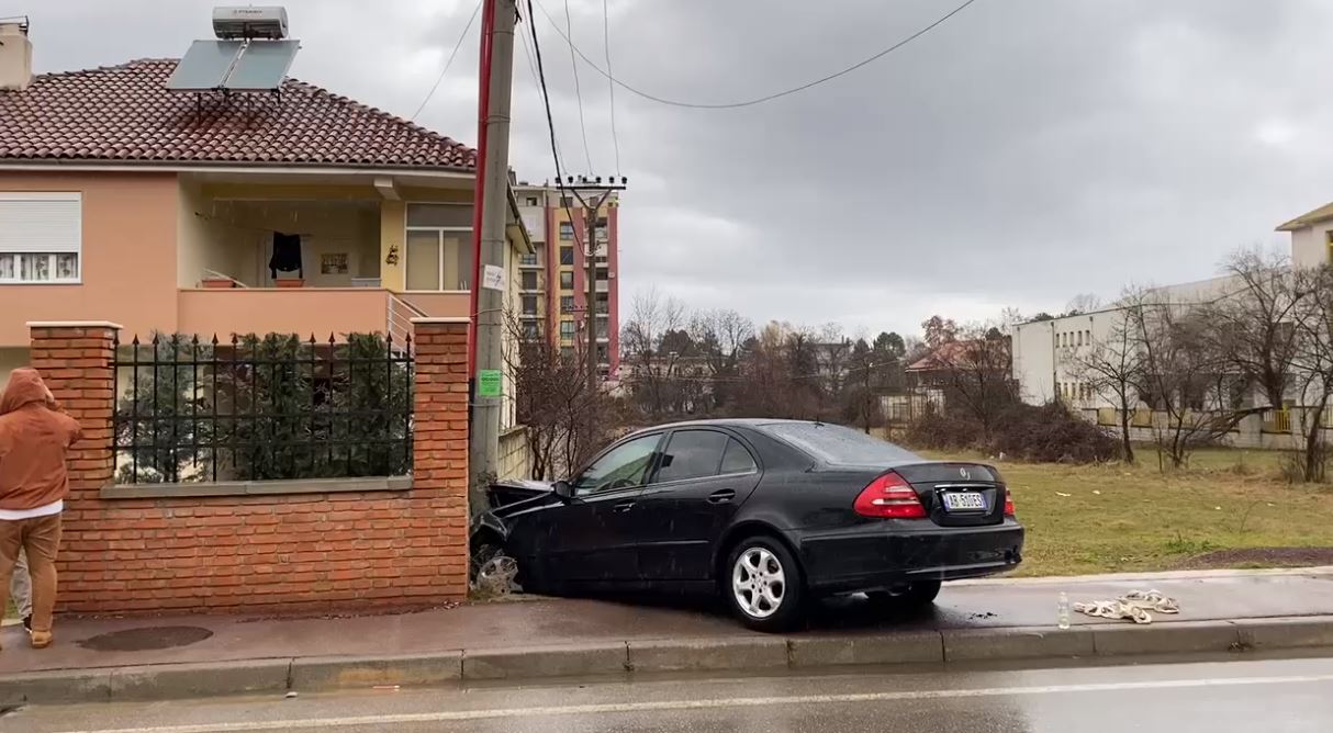 aksidenti ne pogradec mercedesi perplaset me shtyllen e tensionit