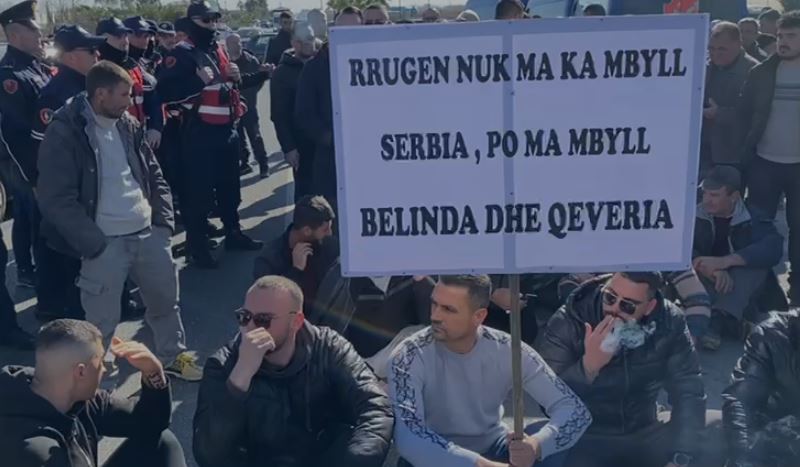 banoret e krujes bllokojne aksin thumane kashar ulen kembekryq ne mes te rruges nuk eshte proteste politike ja cfare kerkojme nga qeveria