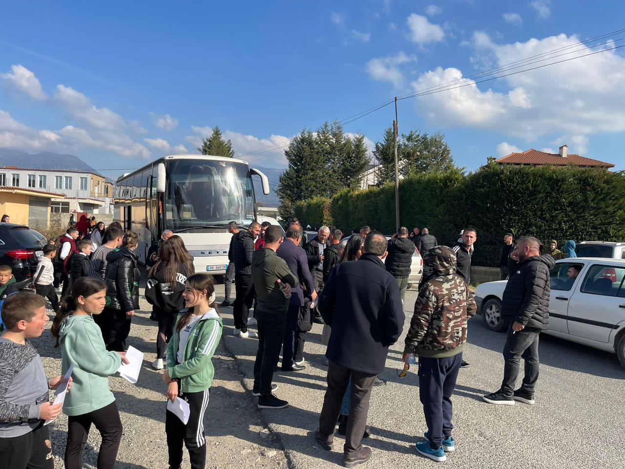 banoret e nikles proteste per ndertimin e shkolles