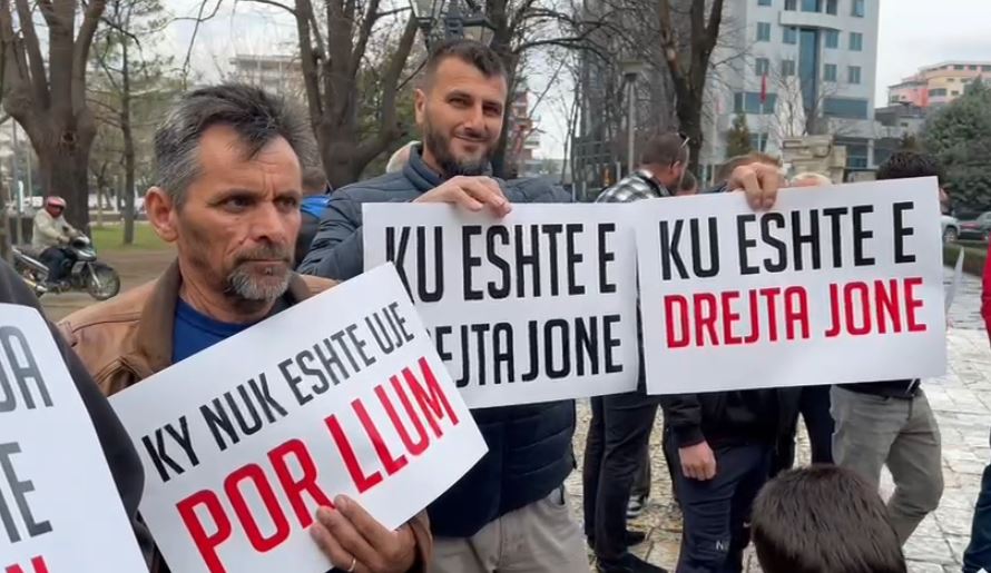 bashkia te nderhyje ose do ta zgjidhim me kanun banoret e postribes protestojne hiqni guroret po pime uje te piset