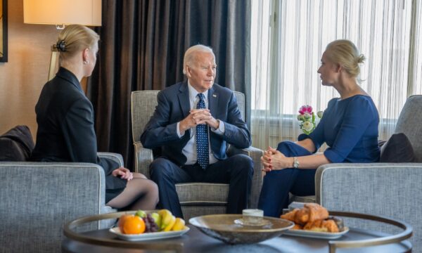 biden pret ne takim gruan dhe vajzen e navalnyt guximi i tij do te jetoje te njerezit qe luftojne per demokracine ne rusi