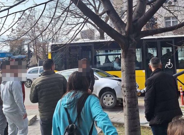 ‘Çmendet’ shoferi në Prishtinë/ ‘Merr përpara’ semaforin, shtyp për vdekje këmbësorin