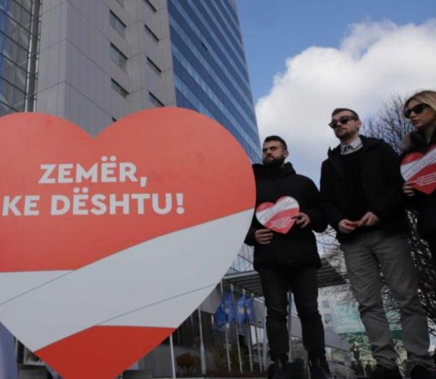 Dita e të dashuruarve/ “Zemër ke dështu”, LDK protestë simbolike para qeverisë