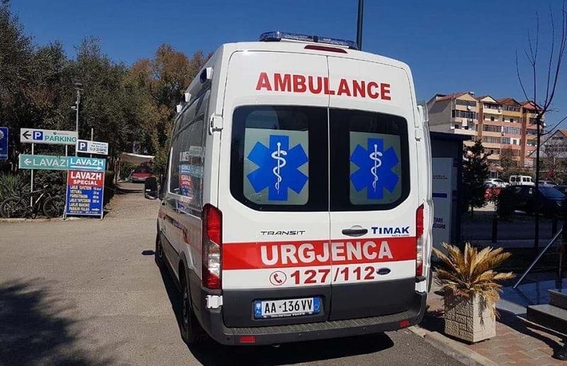 dyshohet se piu fotoksine 61 vjecari transportohet me urgjence ne spital