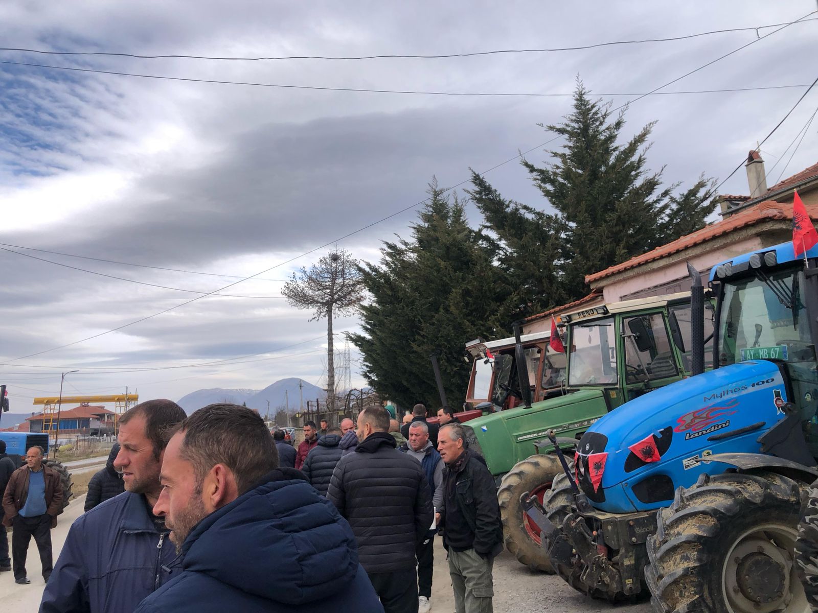 fermeret dhe blektoret ne devoll protestojne para drejtorise se bujqesise parashtojne kerkesat e tyre