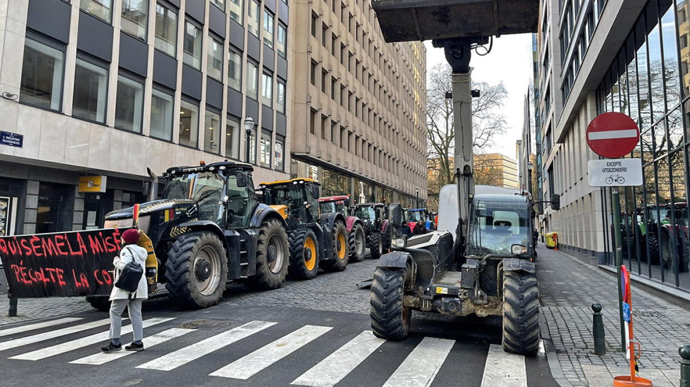 Fermerët “rrethojnë” Brukselin, qindra traktorë rreshtohen para Parlamentit Europian