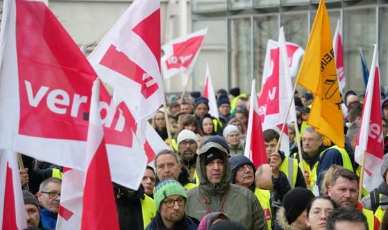 grevat mbajne peng gjermanine punonjesit e transportit publik dhe aktivistet bashkojne forcat ne proteste