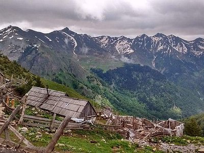 ishin duke eksploruar natyren bllokohen ne boge 10 turiste dyshohet per te lenduar