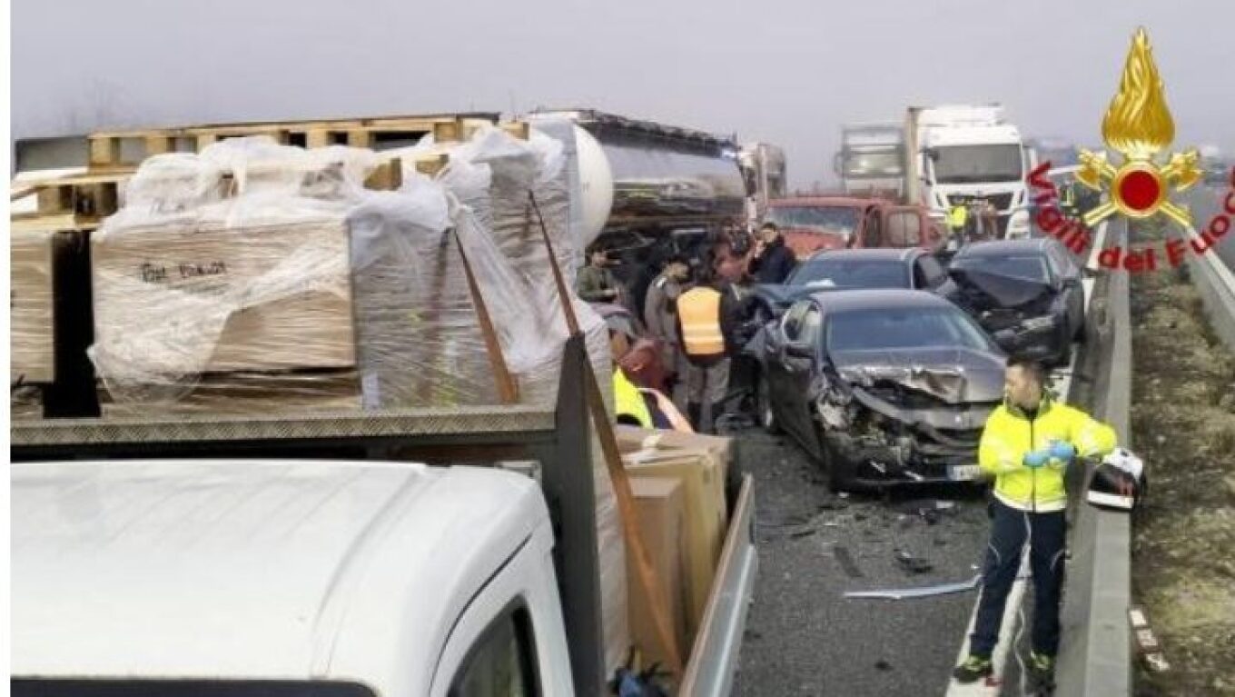 itali mjegulla shkakton perplasje masive ne nje autostrade ne parma 30 te plagosur