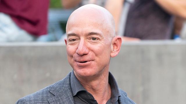 Jeff Bezos shet një pjesë të madhe të aksioneve të tij në Amazon