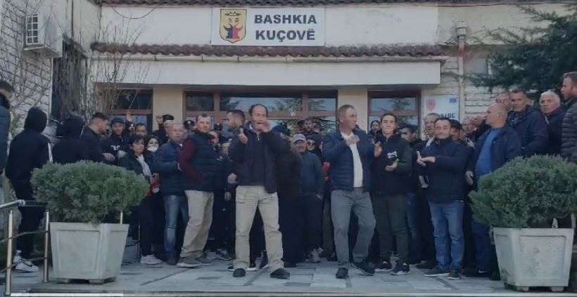 ka 30 vjet qe nuk eshte vene dore qytetaret proteste para bashkise kucove kerkojne ndertimin e rruges se fshatit velagosht te vdekurit i mbajme krahe