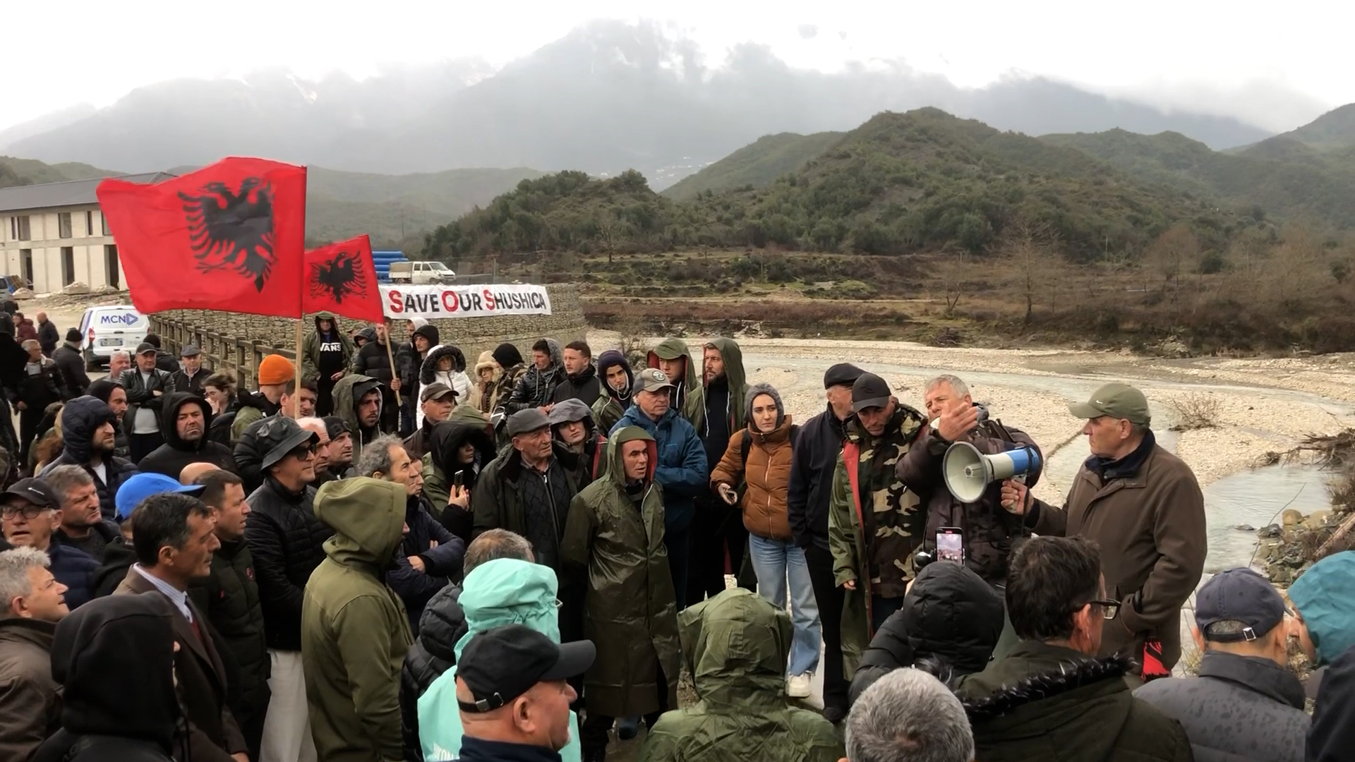 larg duart nga shushica proteste ne kuc te vlores banoret pezulloni projektin e ujesjellesit nuk do te ndalemi derisa