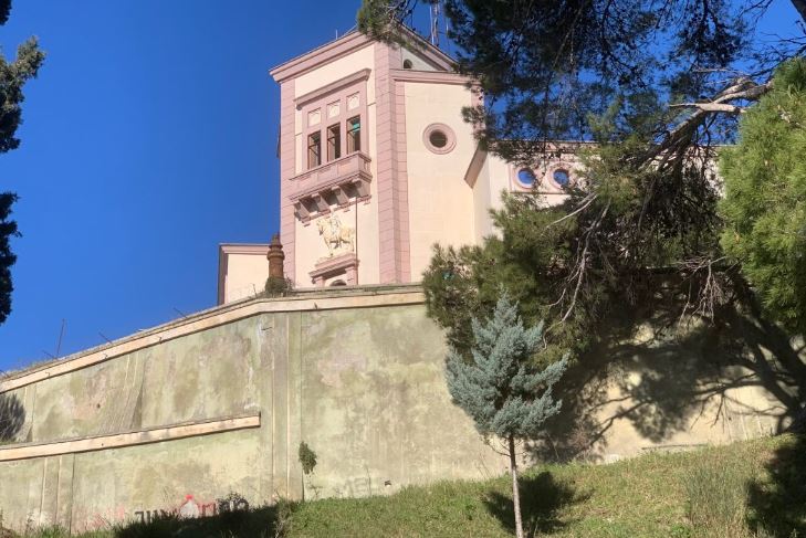 monumentet e lagjes historike te durresit nuk vizitohen lehtesisht per shkak te mungeses se shtigjeve thesaret e koder viles mbeten larg syve te kureshtareve