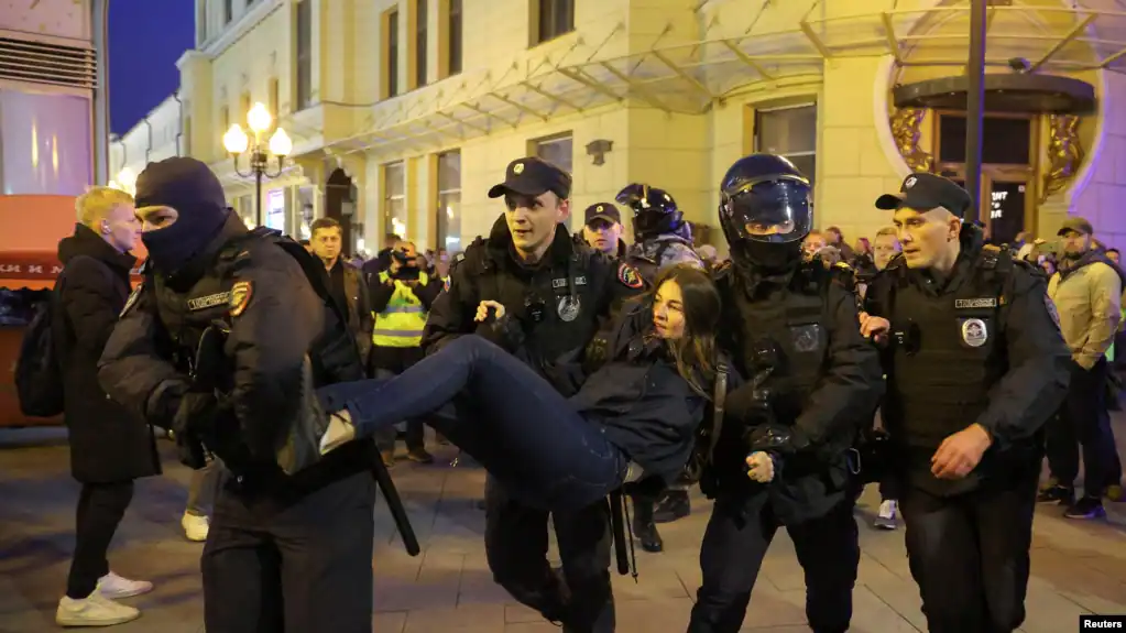 moske proteste e bashkeshorteve te ushtareve ruse rreth 30 te arrestuar