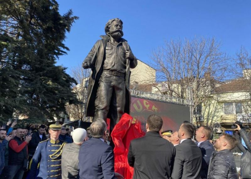 ne 16 vjetorin e pavaresise mitrovica zbulon bustin e komandantit legjendar adem jashari