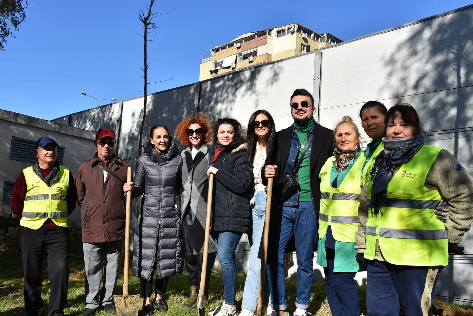 nga big basta me djalin e tij te luiza gega personazhet e njohur i bashkohen fushates se bashkise per mbjelljen e pemeve ne tirane