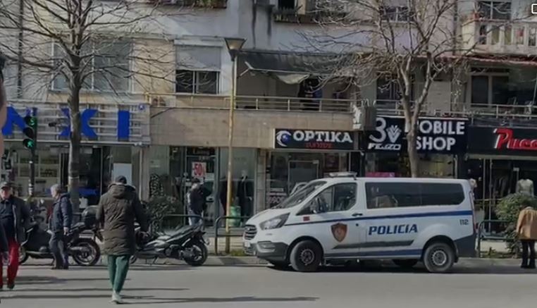 panik ne nje dyqan ne tirane nje person i armatosur kercenon punonjesit dhe vjedh disa celulare