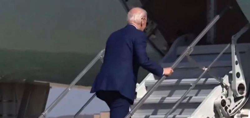 pengohet dy here teksa ngjit shkallet e avionit incidenti viral i presidentit biden