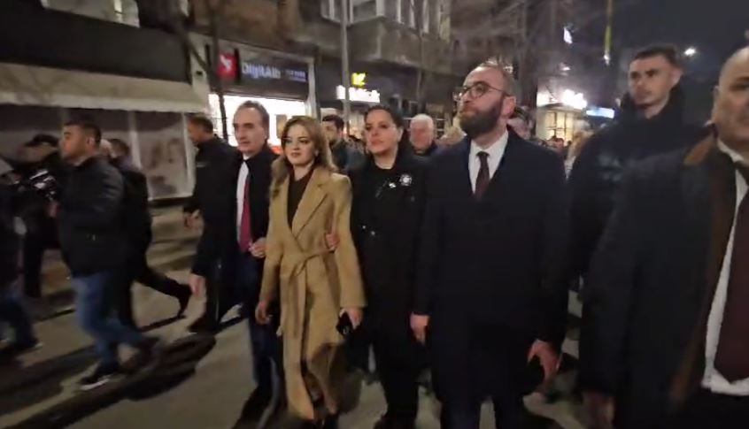 perfundon protesta para parlamentit demokratet marshojne drejt baneses se berishes prezent edhe gazment bardhi