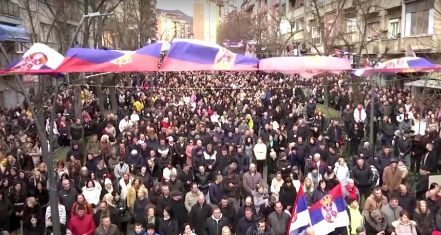 po na marrin buken serbet e kosoves protestojne paqesisht ne veri te vendit per heqjen e dinarit nga qarkullimit