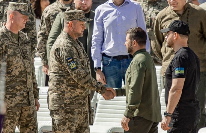 presidenti zelenskiy ndryshon komanden e forcave ushtarake tokesore ne nje moment te veshtire per vendin