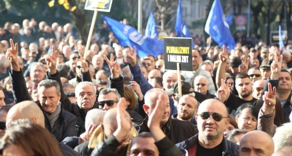 protesta e opozites para kryeministrise demokratet organizim individual nisen drejt tiranes me makinat private