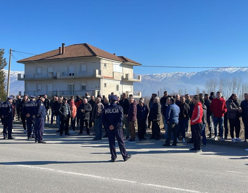 rreth 15 mije ton molle pa shitur fermeret e korces ne proteste po na bllokojne produktet e ardhura nga serbia