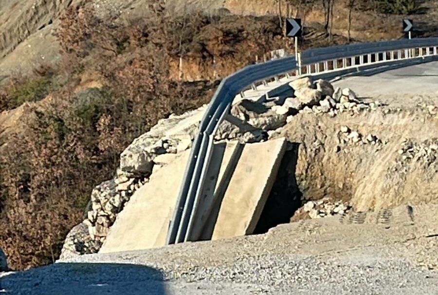 shembet dhe bllokohet nje pjese e rruges se re korce erseke u premtua te inaugurohej qershorin e vitit te kaluar