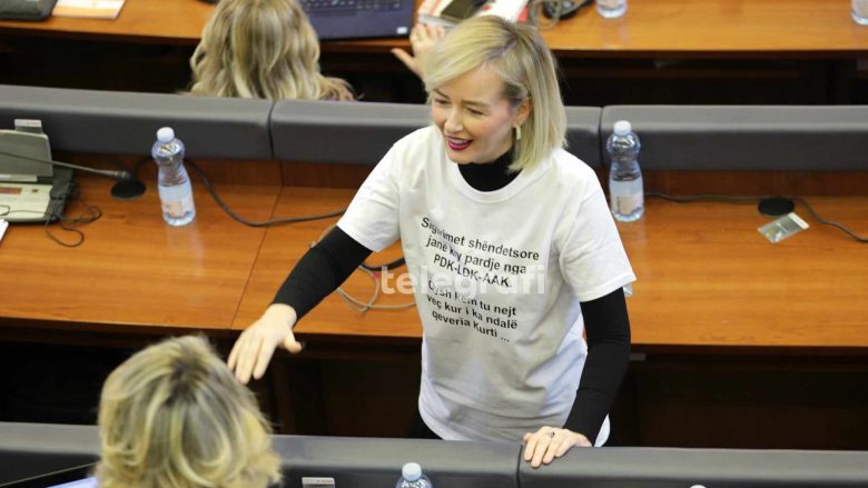 sigurimet shendetesore jane kry pardje nga pdk ldk aak deputetja e lvv se ironizon me opoziten