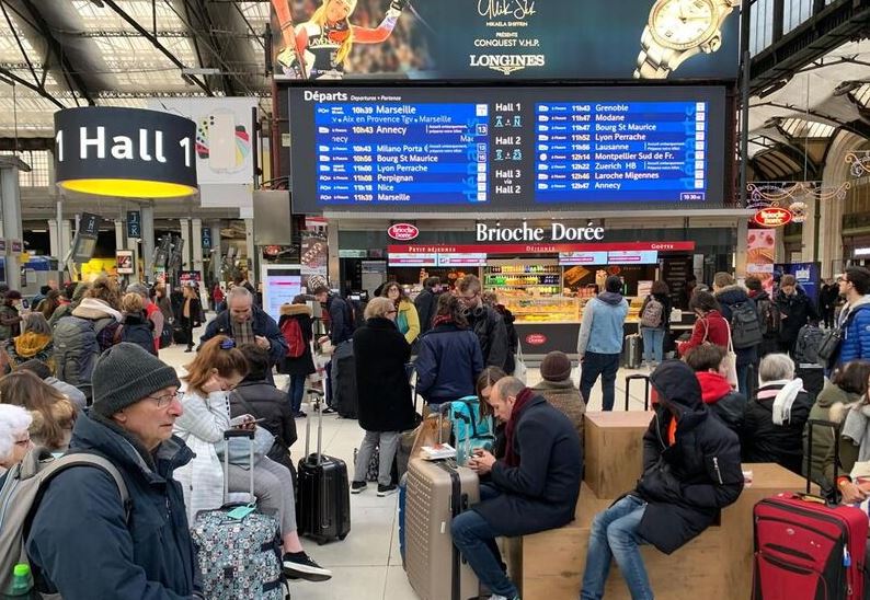 Sulm me thikë në një stacion hekurudhor në Paris, tre të plagosur, arrestohet autori