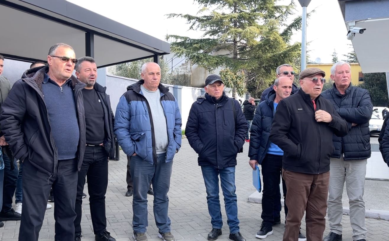 tarifat e reja per tu pajisur me patente autoshkollat ne elbasan hidhen ne proteste