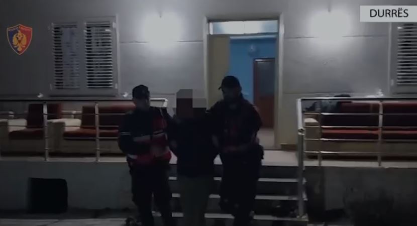 u arrestua per armembajtje pa leje policia zbarkon ne shtepine e 38 vjecarit ne durres ja cfare u zbulua emri