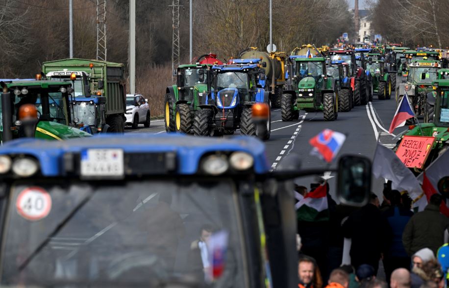 vala e protestave fermeret ceke dhe sllovake bllokojne kufijte me traktore