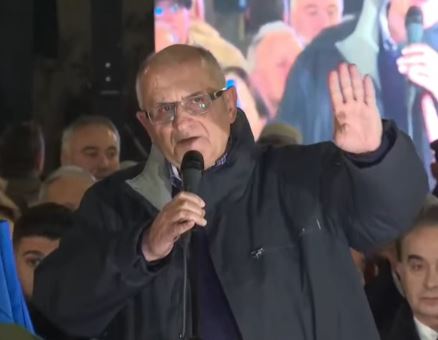 vasili ne protesten e opozites keni nje kryeminister qe fshihet pas fustaneve te ministreve dhe kembaleve te gardes duhet rrezuar