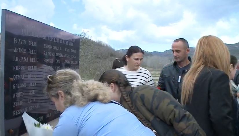 16 vite nga tragjedia e gerdecit familjaret e viktimave homazhe ne memorial