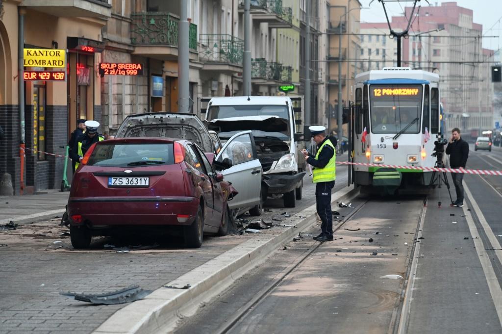 19 të plagosur pasi makina godet turmën në Poloni