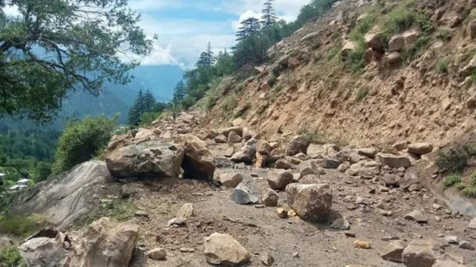 2 të vrarë dhe 7 të plagosur nga rrëshqitja e dheut në Himachal Pradesh të Indisë