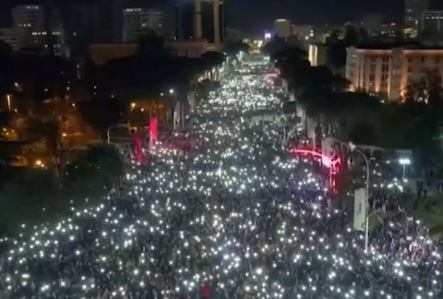 4 vite nga protesta e 2 marsit meta falenderues atyre qe iu pergjigjen thirrjes per te mbrojtur kushtetuten dhe sovranitetin