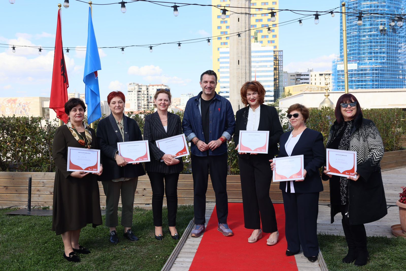 8 marsi veliaj nderon me certifikata mirenjohjeje punonjeset ne prag pensioni faleminderit per sakrificen dhe punen e palodhur per ta bere tiranen nje qytet me te mire