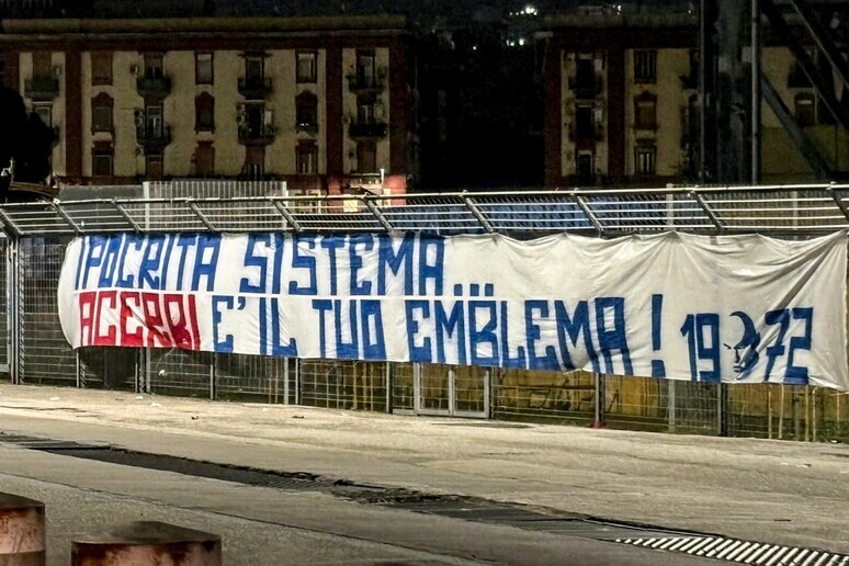 acerbi emblema e nje sistemi hipokrit tifozet e napolit me pankarta kunder vendimit te drejtesise sportive