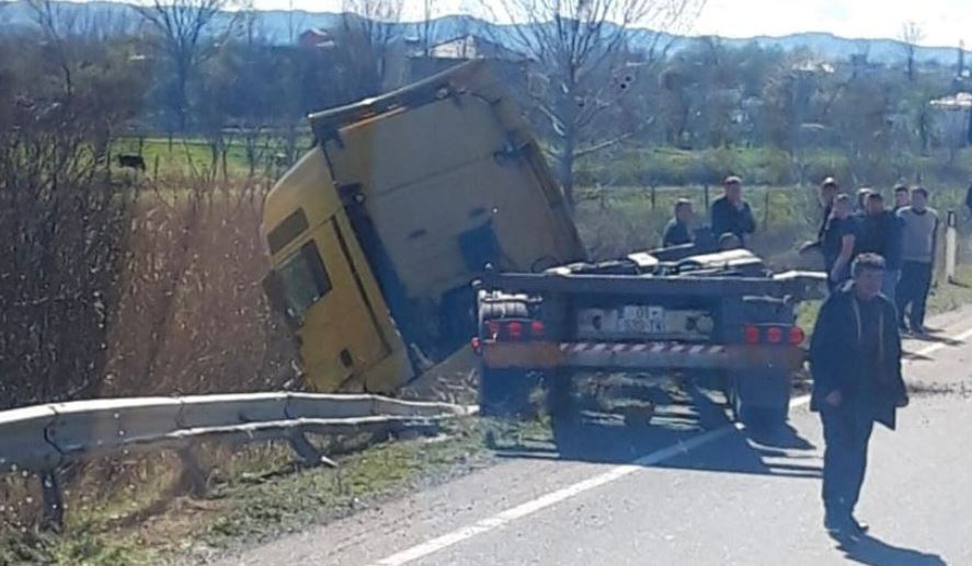 aksident ne rrugen e kombit kamioni me targa te kosoves del nga rruga plagoset shoferi