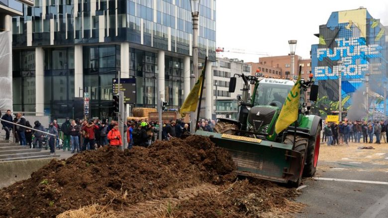 brukseli mes kaosit fermeret hedhin pleh organik ne rruge policia i pergjigjet me topa uji