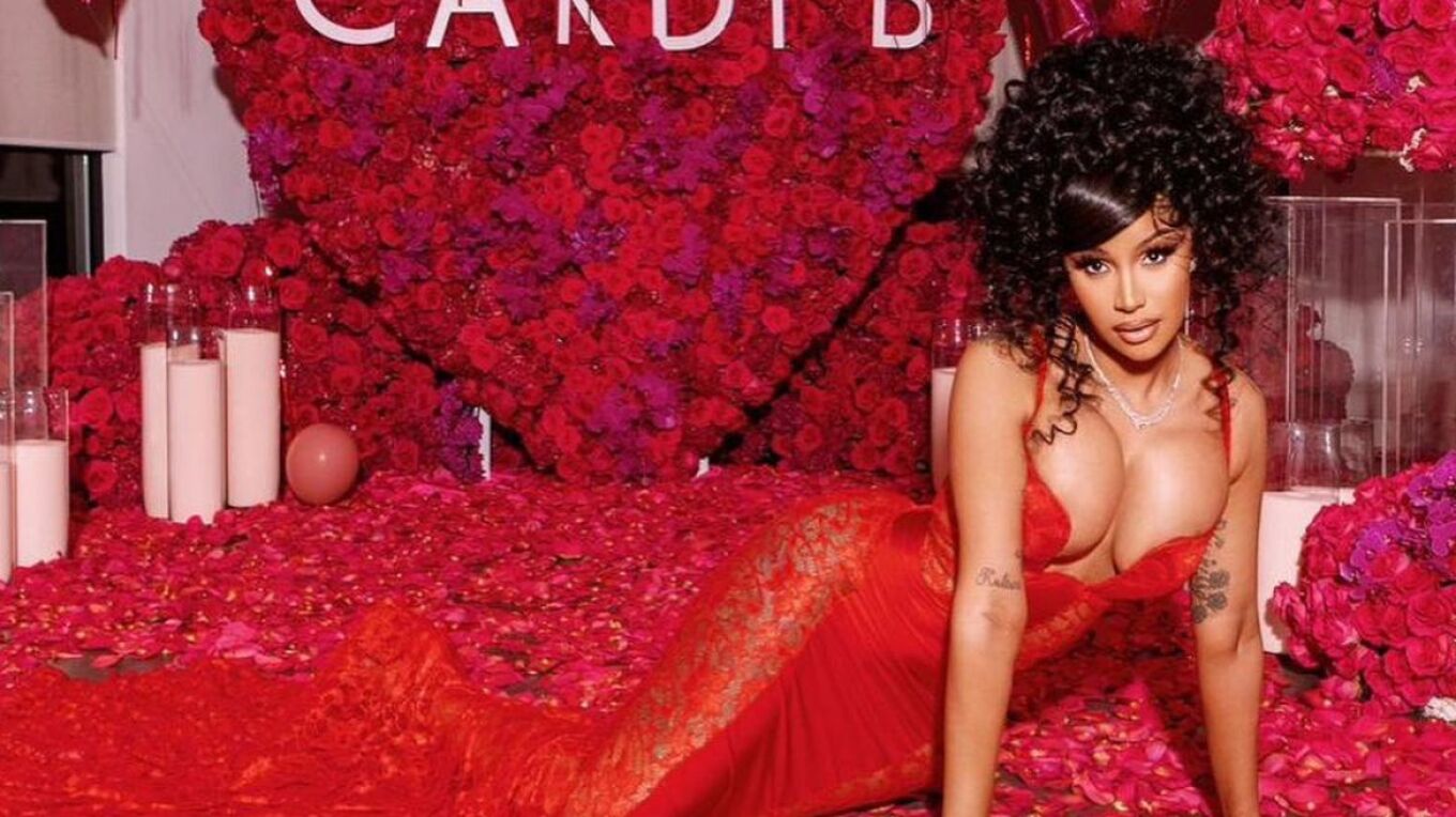 Cardi B, plotësisht e zhveshur në kopertinën e albumit të saj të ri